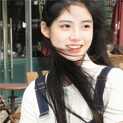 穿黄靴子的女孩